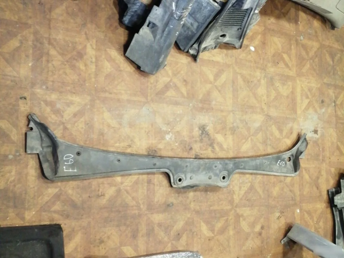 Жабо (накладка дворников) BMW 5 серия E60/E61 (2002—2007)