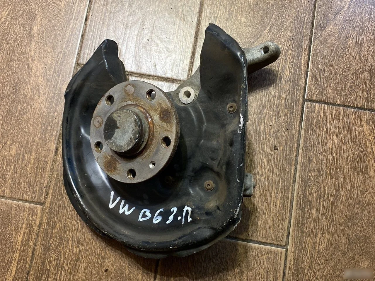 Кулак задний Volkswagen Passat B6 (2005—2010)