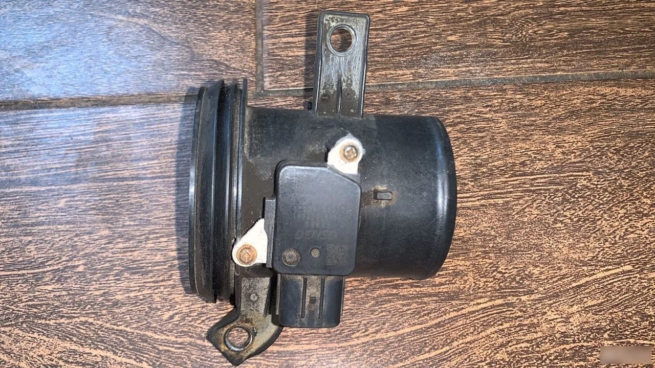 Датчик ДМРВ (расходомер) Toyota Corolla X (2006—2010)