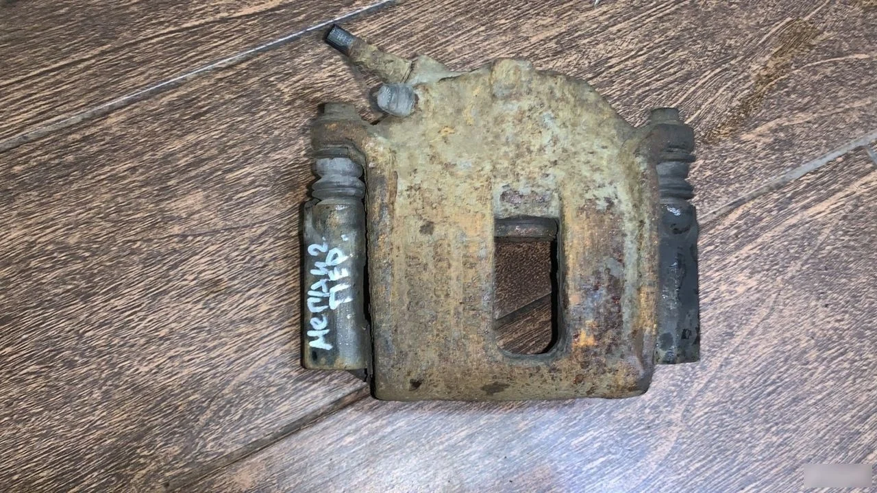 Суппорт тормозной правый Renault Megane II (2002—2006)