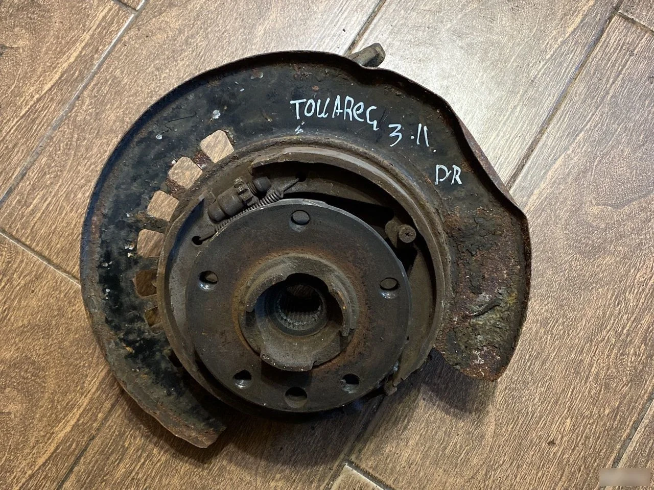 Кулак задний левый Volkswagen Touareg I (2002—2006)