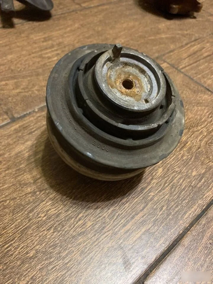 Опора двигателя Mercedes-Benz C-класс W203/S203/CL203 (2000—2004)