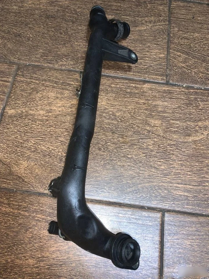 Трубка системы охлаждения Mercedes-Benz C-класс W203/S203/CL203 (2000—2004)