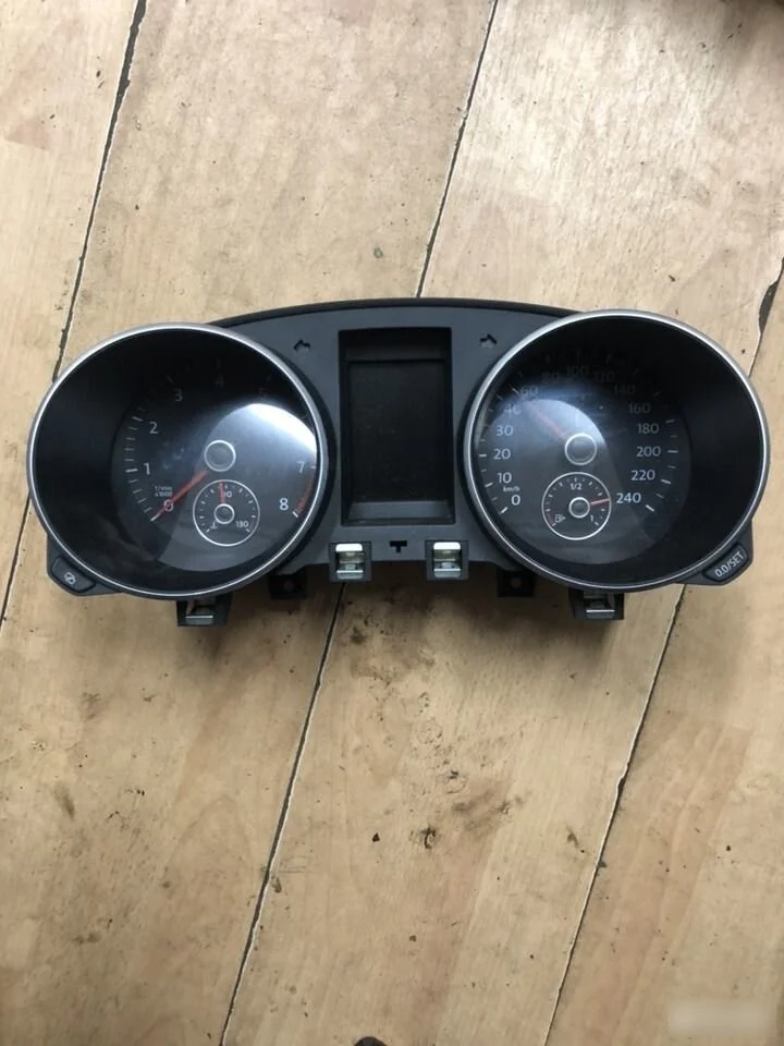Панель приборов Volkswagen Golf Mk6 (2008—2012)