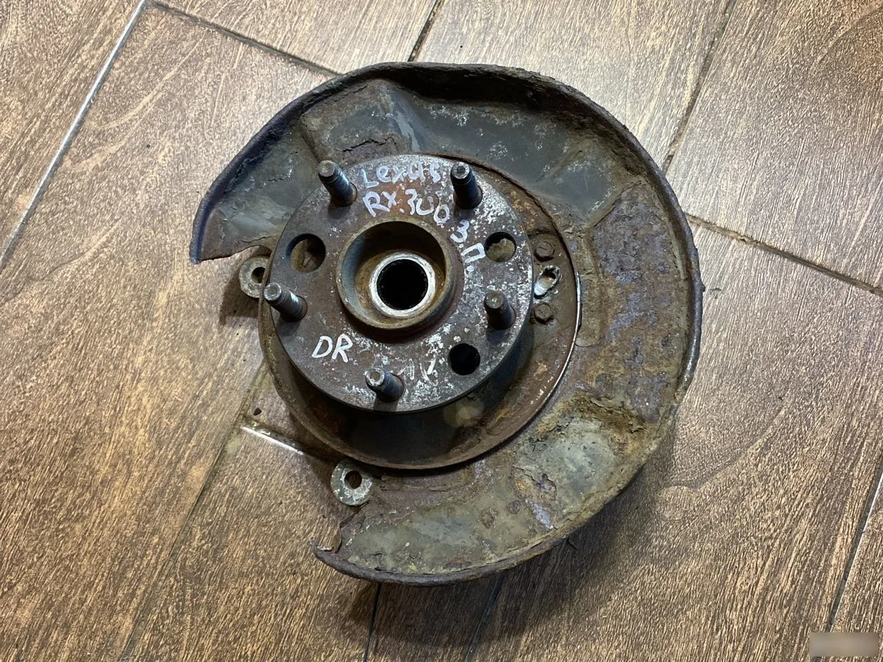 Кулак поворотный задний Lexus RX I (1997—2003)