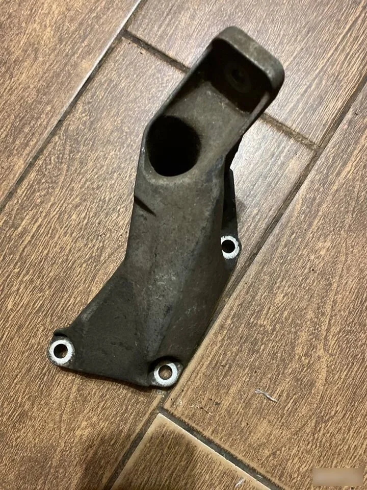 Кронштейн двигателя Volkswagen Passat B5 рестайлинг (2000—2005)