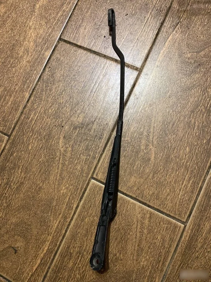 Поводок стеклоочистителя Volkswagen Passat B5 (1996—2001)