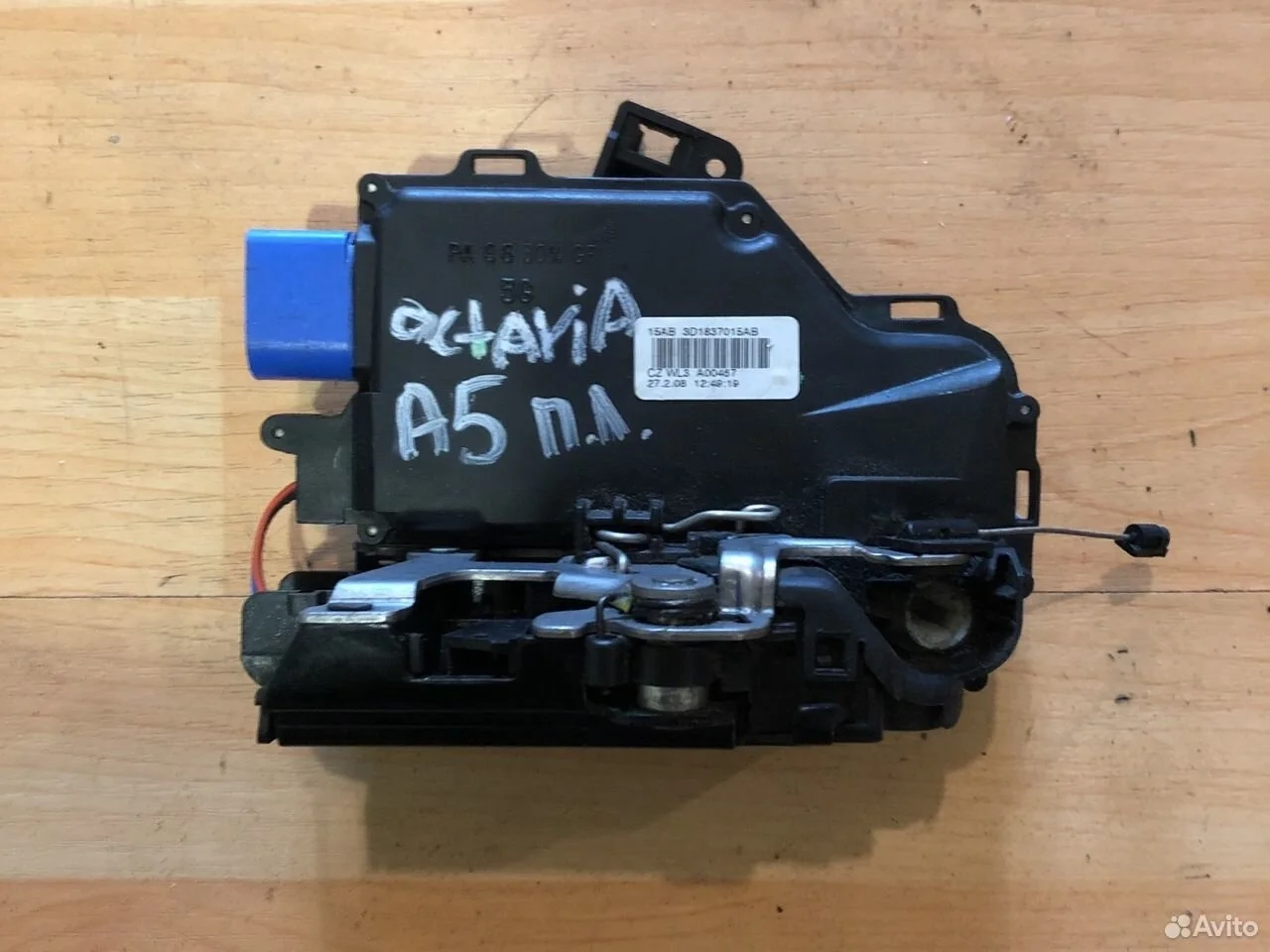 Замок двери передней левой Skoda Octavia II рестайлинг (2008—2013)