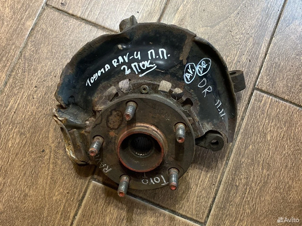 Кулак поворотный передний правый Toyota RAV4 II (2000—2003)