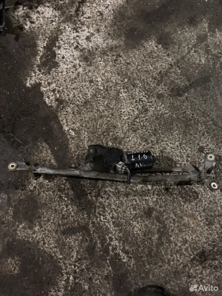 Моторчик стеклоочистителя передний Toyota Avensis T220 (1997—2000)