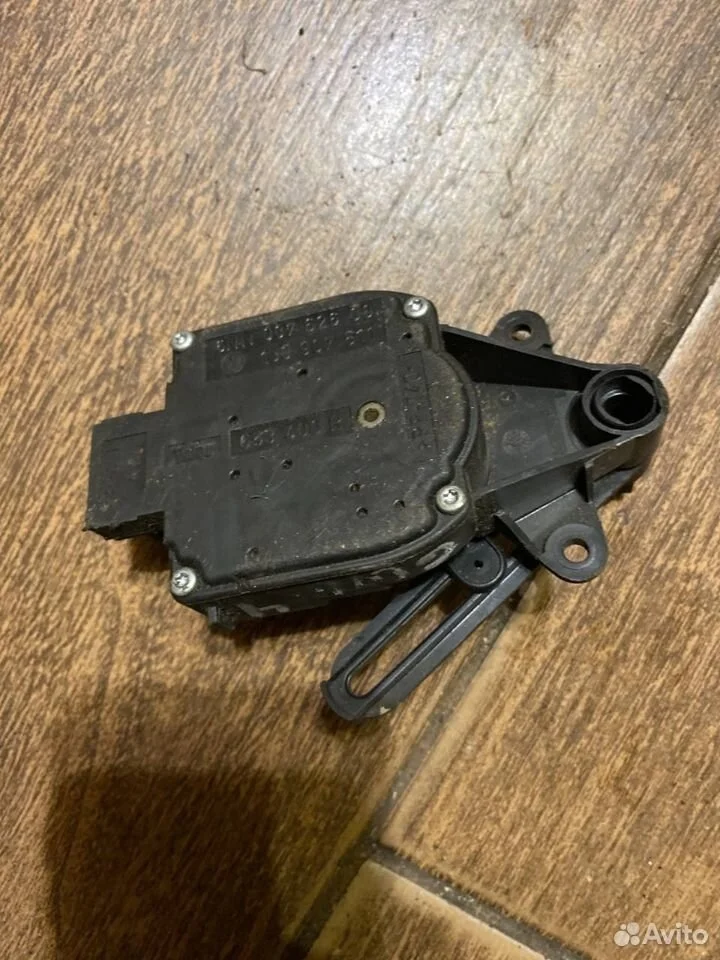 Моторчик заслонки отопителя Volkswagen Golf Mk4 (1997—2006)