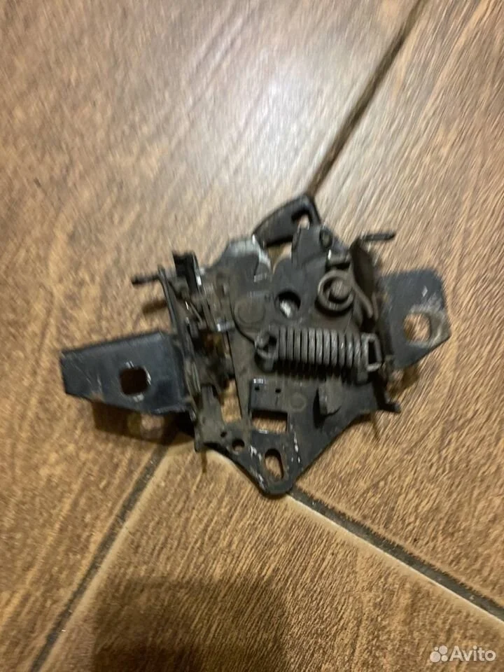 Замок капота Volkswagen Passat B5 рестайлинг (2000—2005)