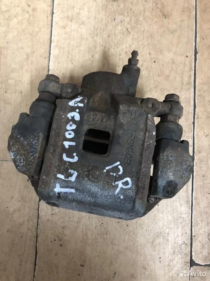 Суппорт тормозной задний левый Toyota Land Cruiser 100 (1998—2002)