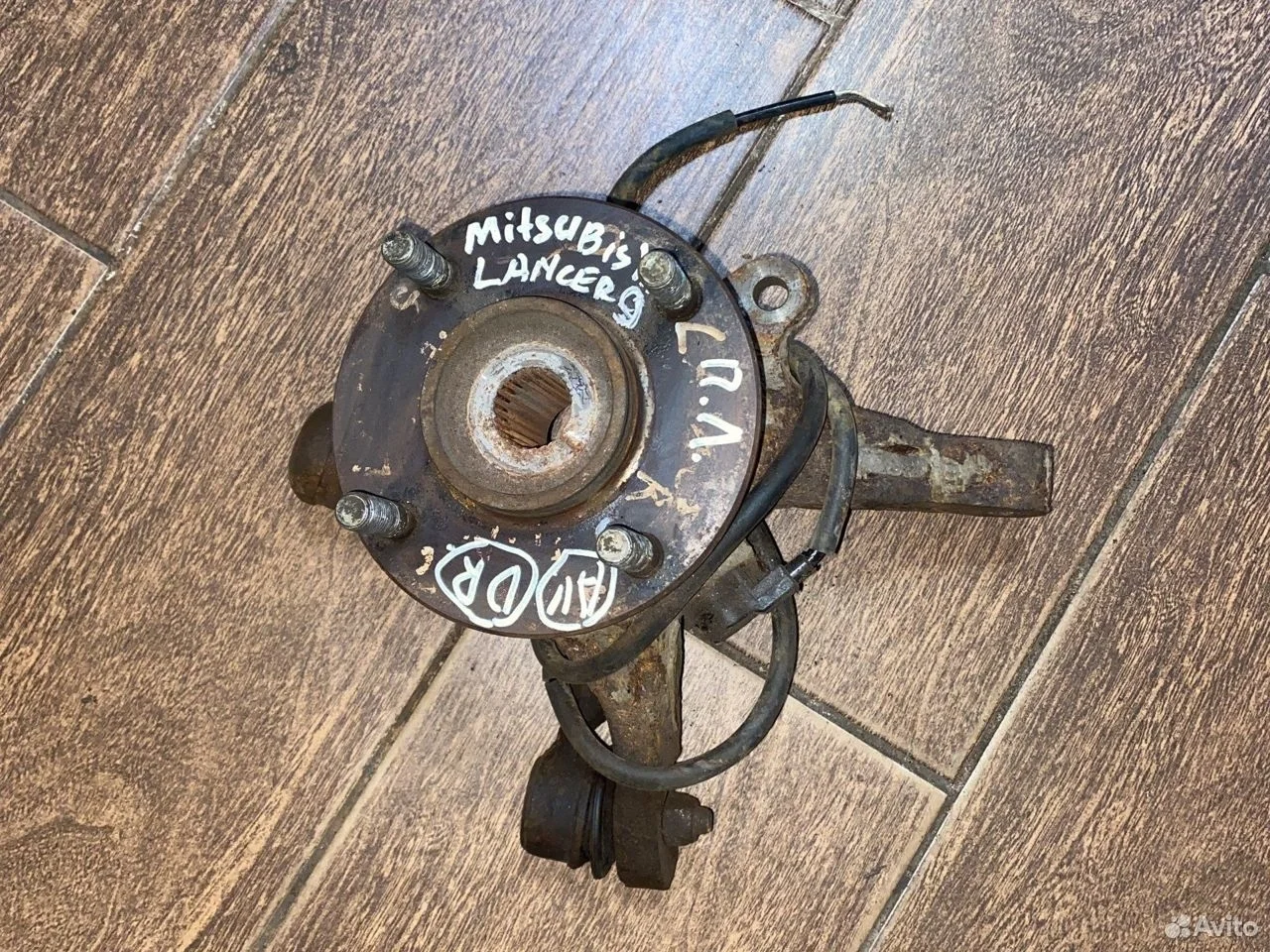 Кулак поворотный передний левый Mitsubishi Lancer IX (2000—2007)