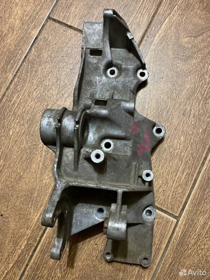 Кронштейн генератора Volkswagen Passat B5 (1996—2001)