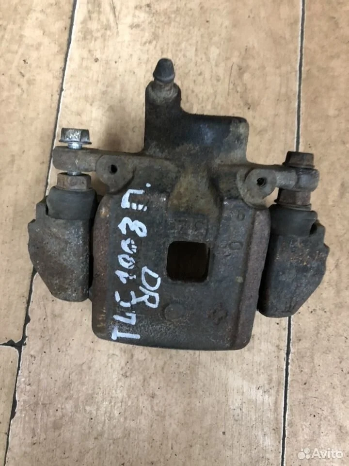 Суппорт тормозной задний правый Toyota Land Cruiser 100 (1998—2002)