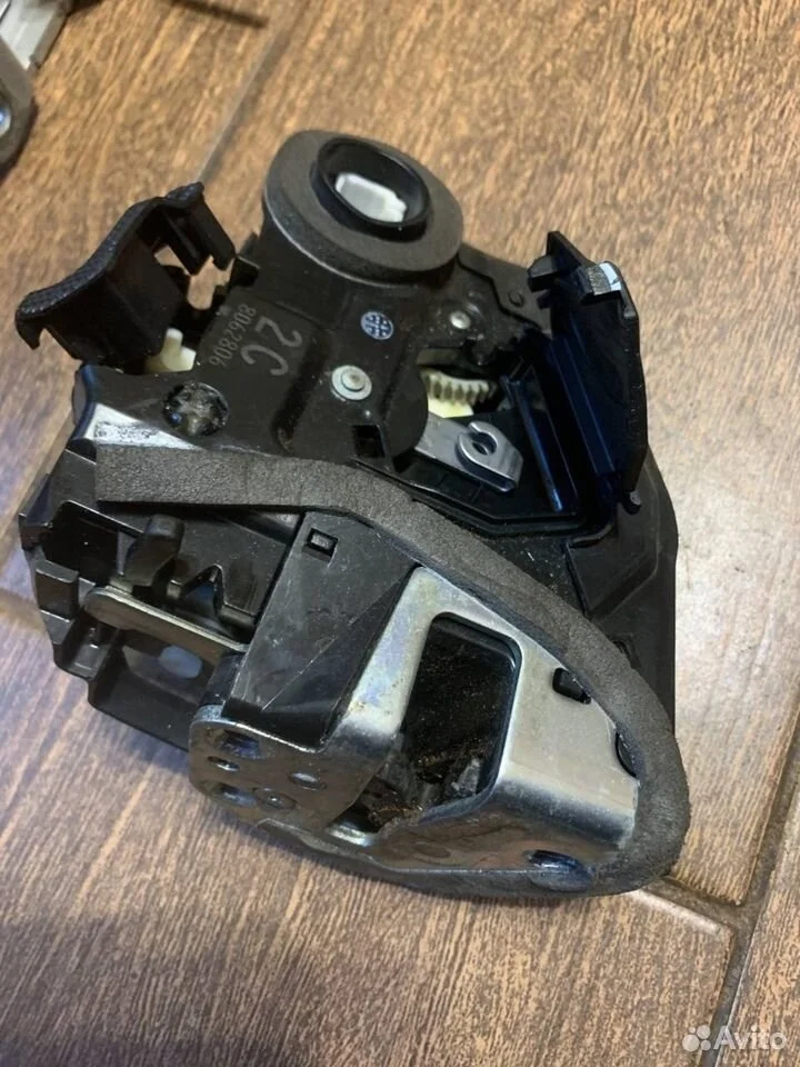 Замок двери задней правой Toyota RAV4 III (2005—2010)