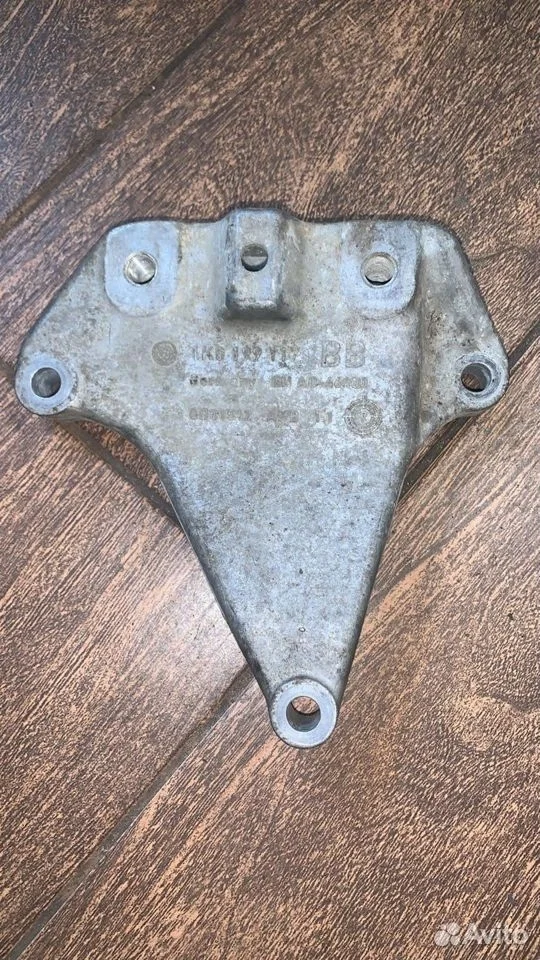 Кронштейн КПП Volkswagen Passat B6 (2005—2010)