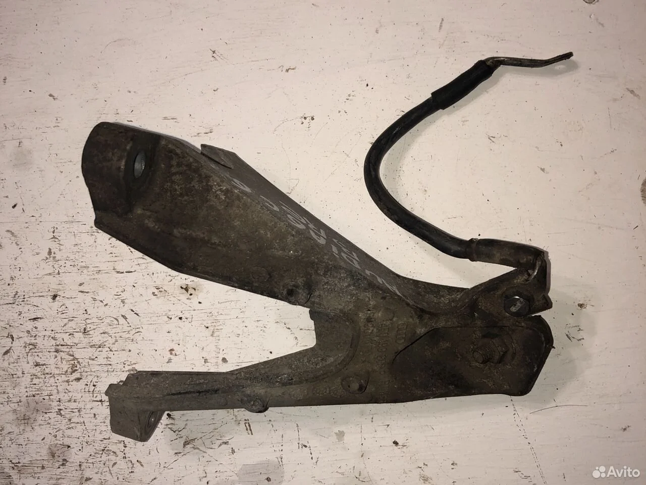 Кронштейн двигателя Audi A6 C6 (2004—2008)