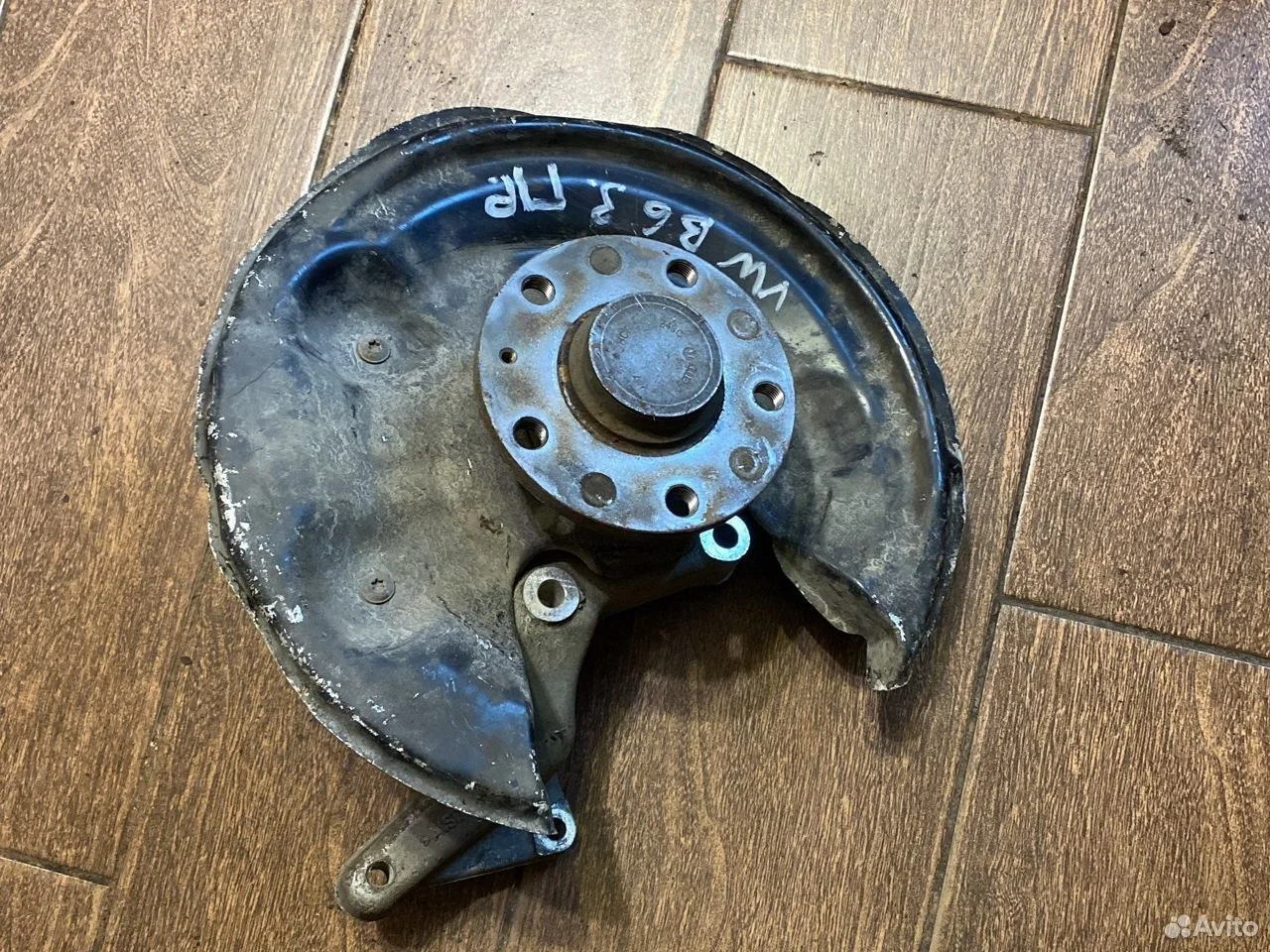 Кулак задний правый Volkswagen Passat B6 (2005—2010)