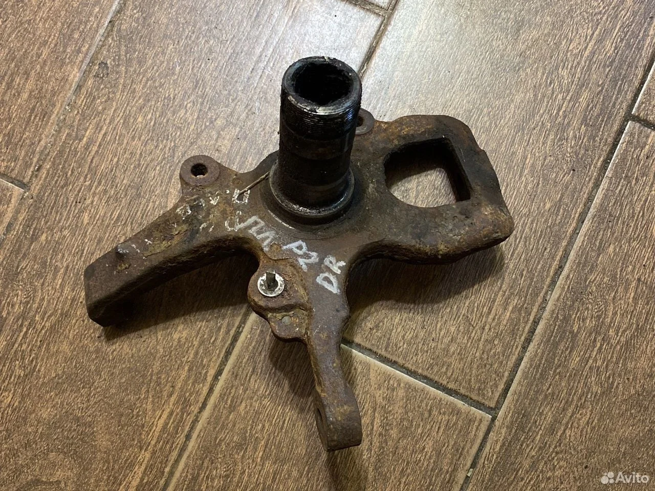 Кулак поворотный передний левый Mitsubishi Pajero II (1991—1997)