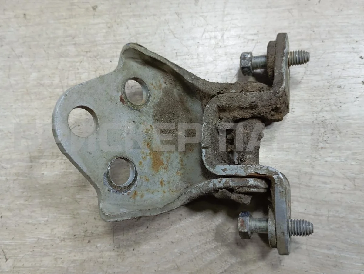 Петля двери пер правой Митсубиси Каризма I  рестайлинг