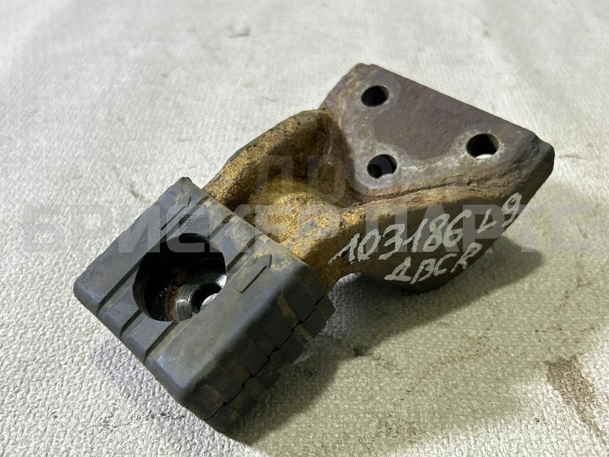 Кронштейн двигателя прав Митсубиси Лансер 9  CS рестайлинг