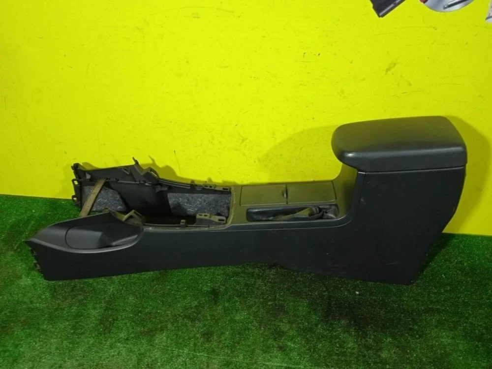 Подлокотник Toyota Corolla 2010 5891012401B0 150 1ZRFE