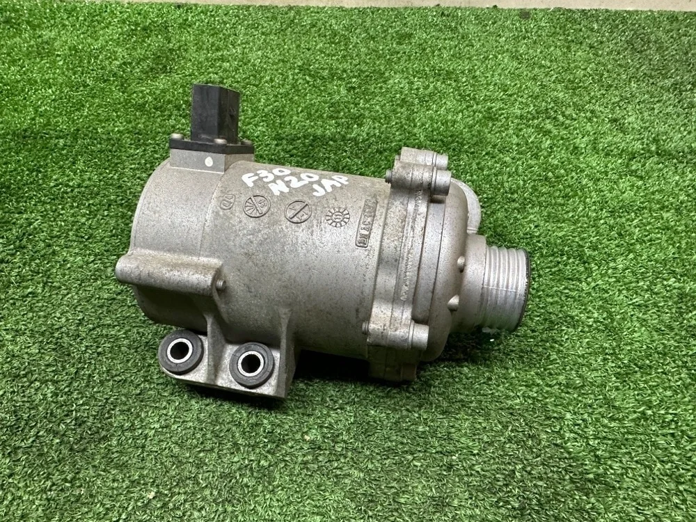 Помпа водяная BMW 320i F30