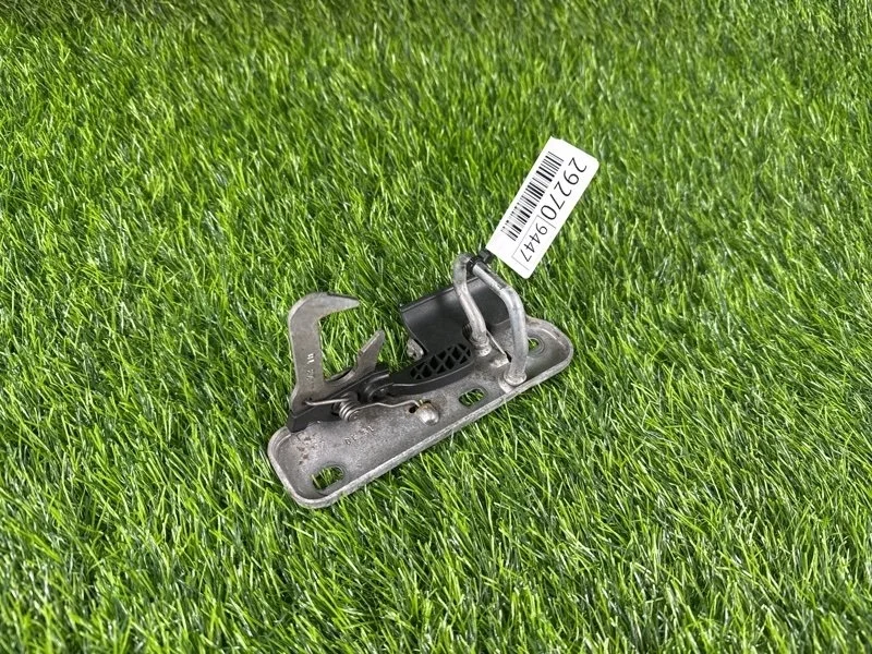 Крюк капота Volkswagen Tiguan 2011 1K0823480 5N CCZ 2.0T