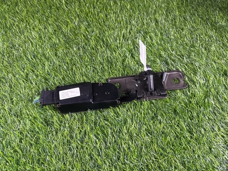 Доводчик двери багажника Audi Q5 2013 4F9827383E 8R CNC 2.0T