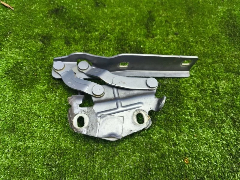 Петля капота левая Volkswagen Passat 2011 3AA823301 B7 CAXA