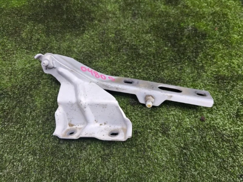 Петля капота правая Audi Q5 2010 8R0823302A 8R CDN