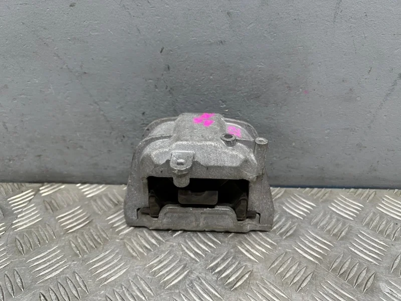 Подушка двигателя Volkswagen Passat B6