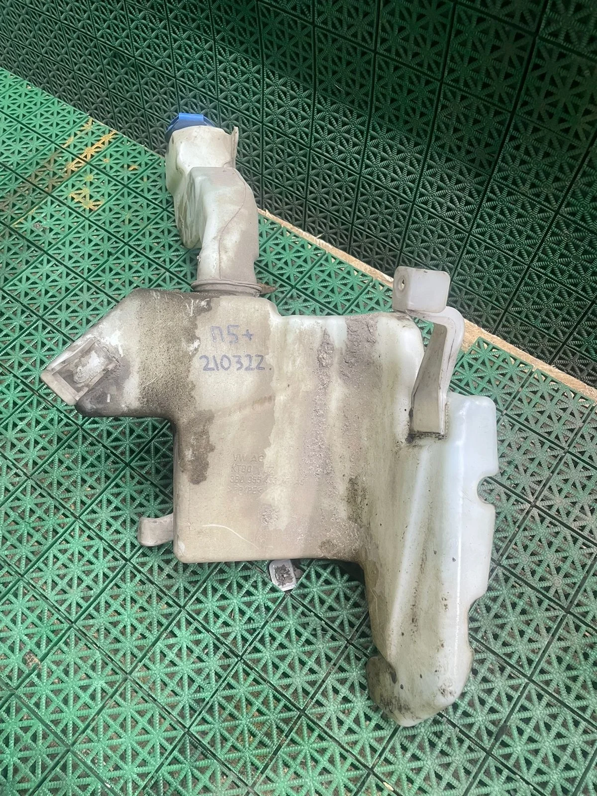 Бачок стеклоомывателя VOLKSWAGEN PASSAT B5+ 2001- б/у PASSAT B5+(2001-2004)
