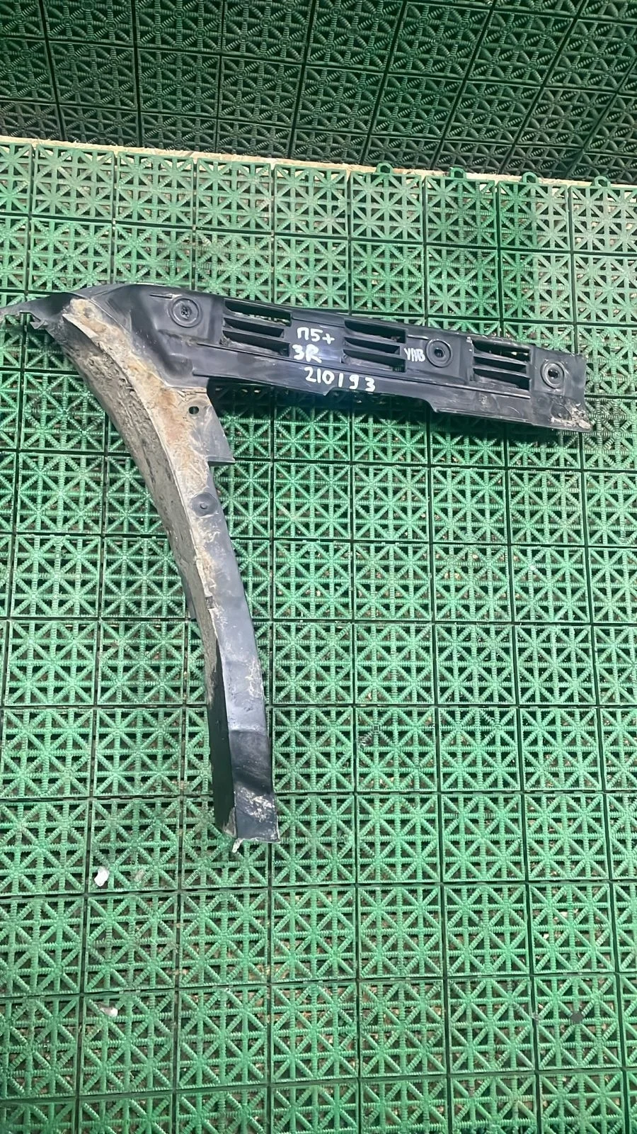 Кронштейн, направляющая бампера VOLKSWAGEN PASSAT B5+ 2001- задняя универсал правая б/у PASSAT B5+(2001-2004)