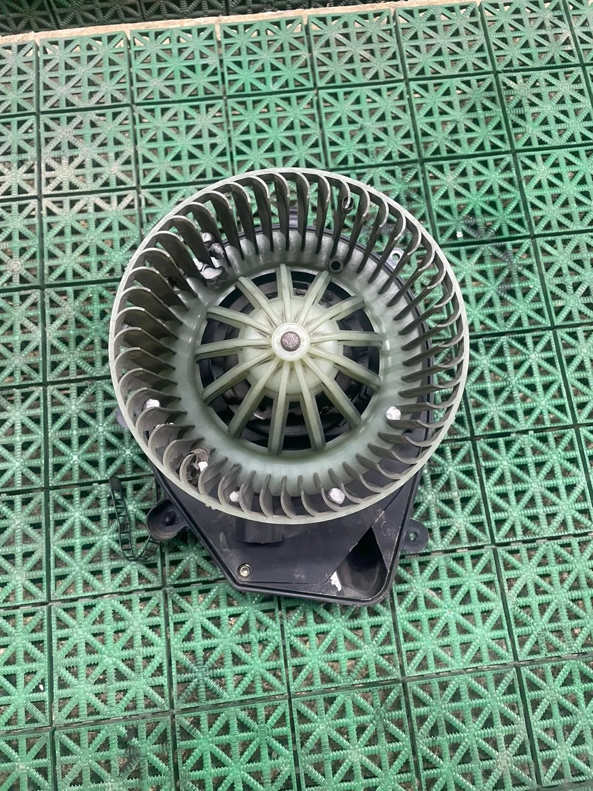 Моторчик печки AUDI A4 8D, VOLKSWAGEN PASSAT B5/B5+ 1995- б/у A4 8D(1995-2001);PASSAT B5(1997-2000);PASSAT B5+(2001-2004)