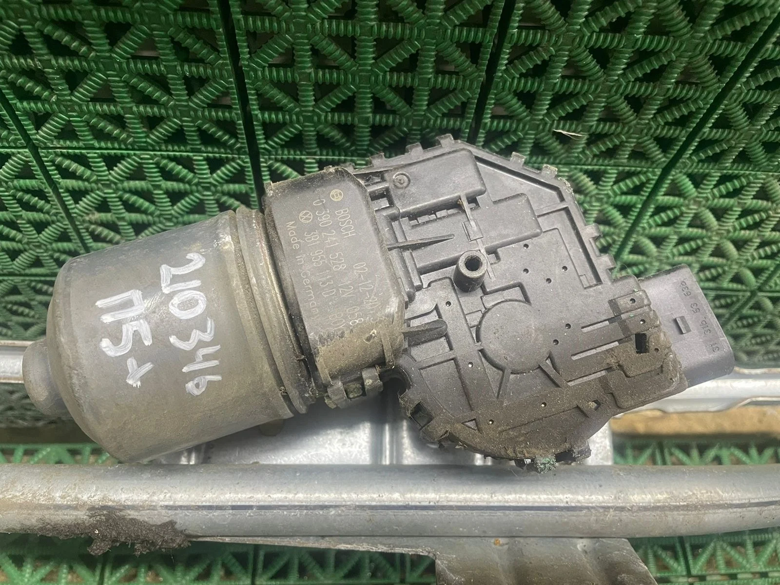 Моторчик стеклоочистителя трапеции дворников VOLKSWAGEN PASSAT B5/B5+ 1997- передний овал (4) б/у PASSAT B5+(2001-2004)