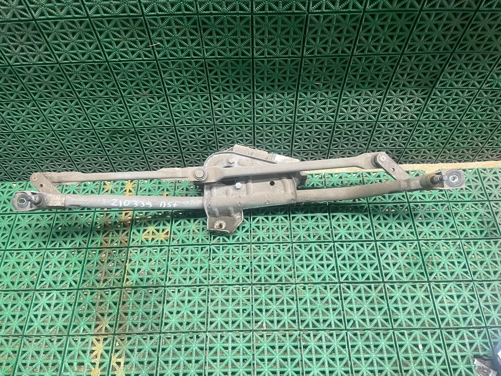 Трапеция дворников AUDI A4 8D, A6 C5, VOLKSWAGEN PASSAT B5/B5+ 1997- без моторчика б/у A4 8D(1995-2001);A6 C5(1997-2004);PASSAT B5(1997-2000);PASSAT B5+(2001-2004)