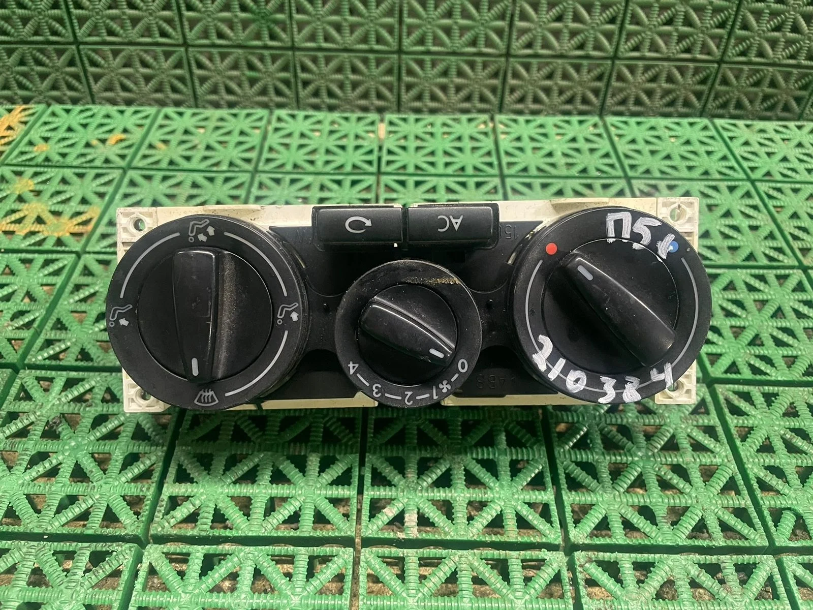 Тройник печки, блок управления отопителем SKODA OCTAVIA 1U, VOLKSWAGEN GOLF 4, BORA, PASSAT B5/B5+ 1997- б/у OCTAVIA 1U(1997-2009);GOLF 4(1998-2004);BORA(1999-2004);PASSAT B5(1997-2000);PASSAT B5+(2001-2004)