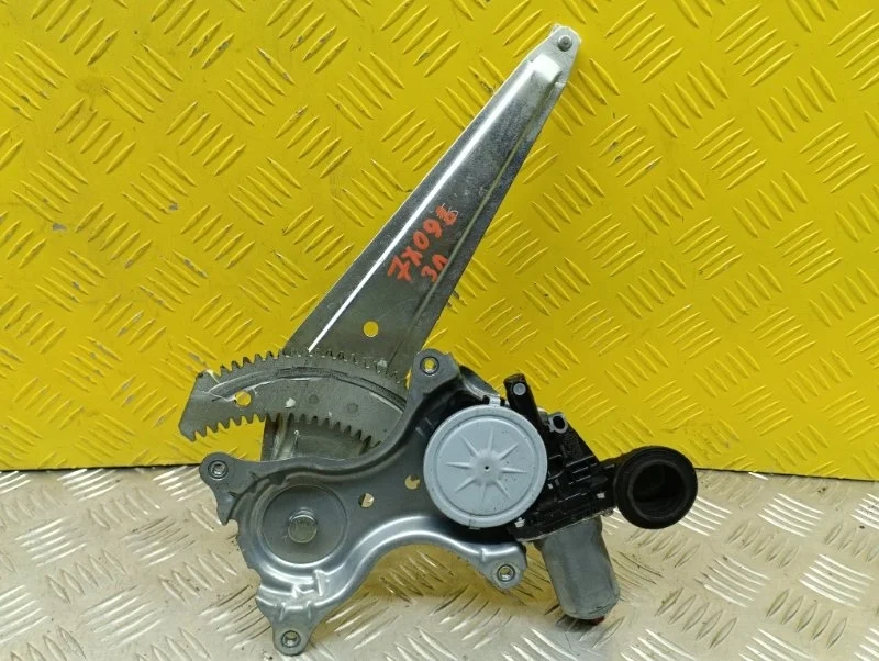 Стеклоподъемник электр. задний левый Toyota Rav 4 (Ca40) (2012-2019) 2013 6980442050 2.2 D 2ADFTV