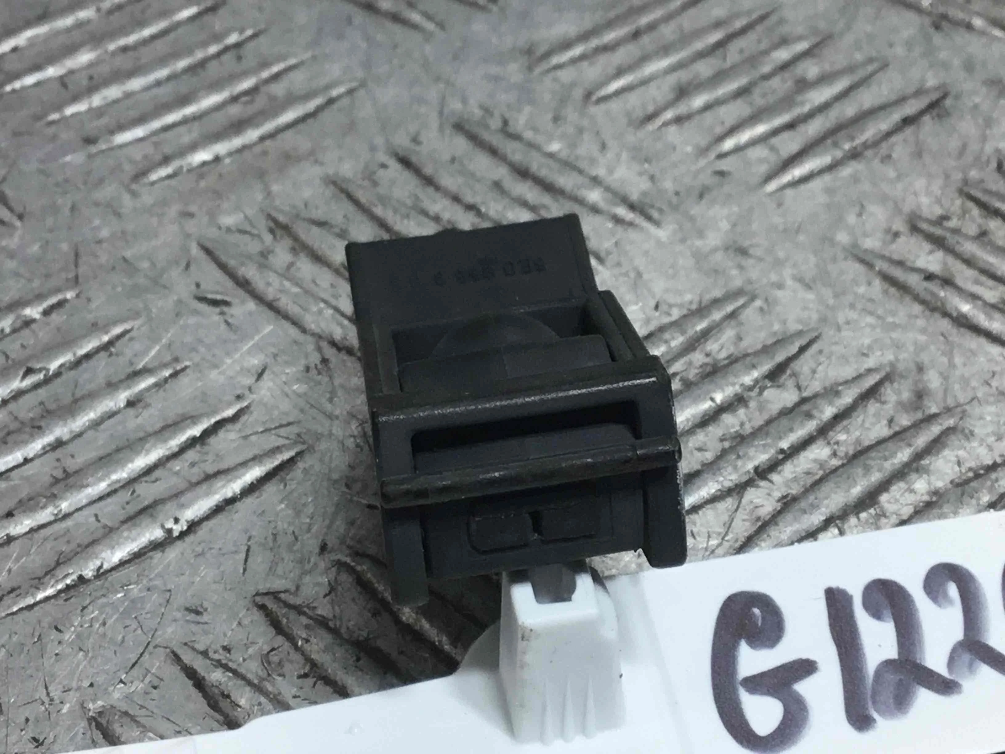 Форсунка омывателя Volkswagen Polo 4 поколение (2001-2005) бензин 1.2 i Механика Х/б