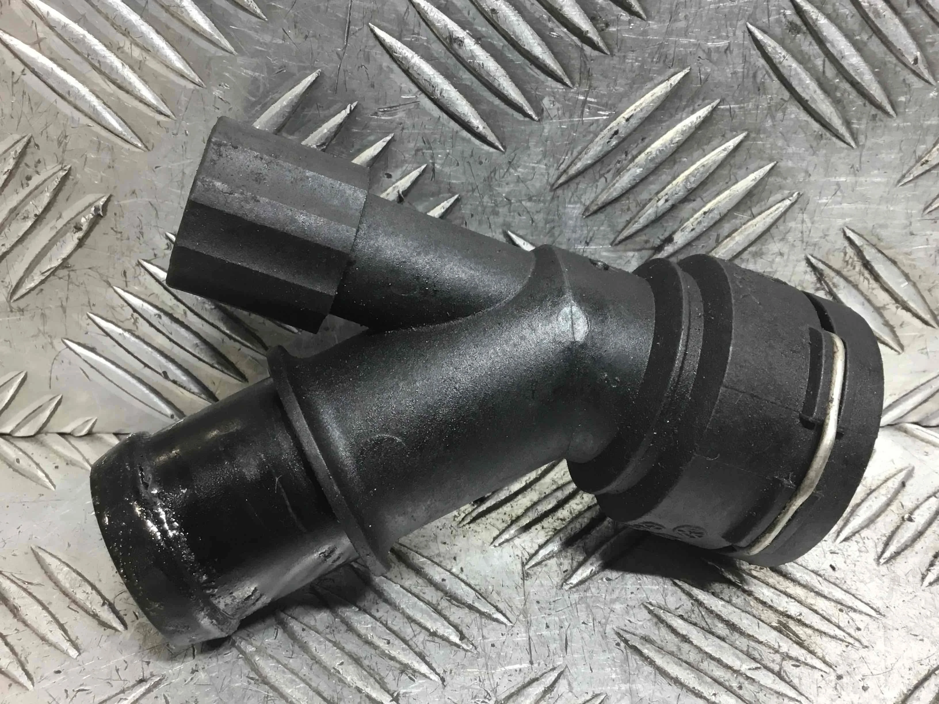 Фланец (тройник) системы охлаждения Volkswagen Golf 4 поколение (1997-2004) бензин 1.6 i Механика Х/б