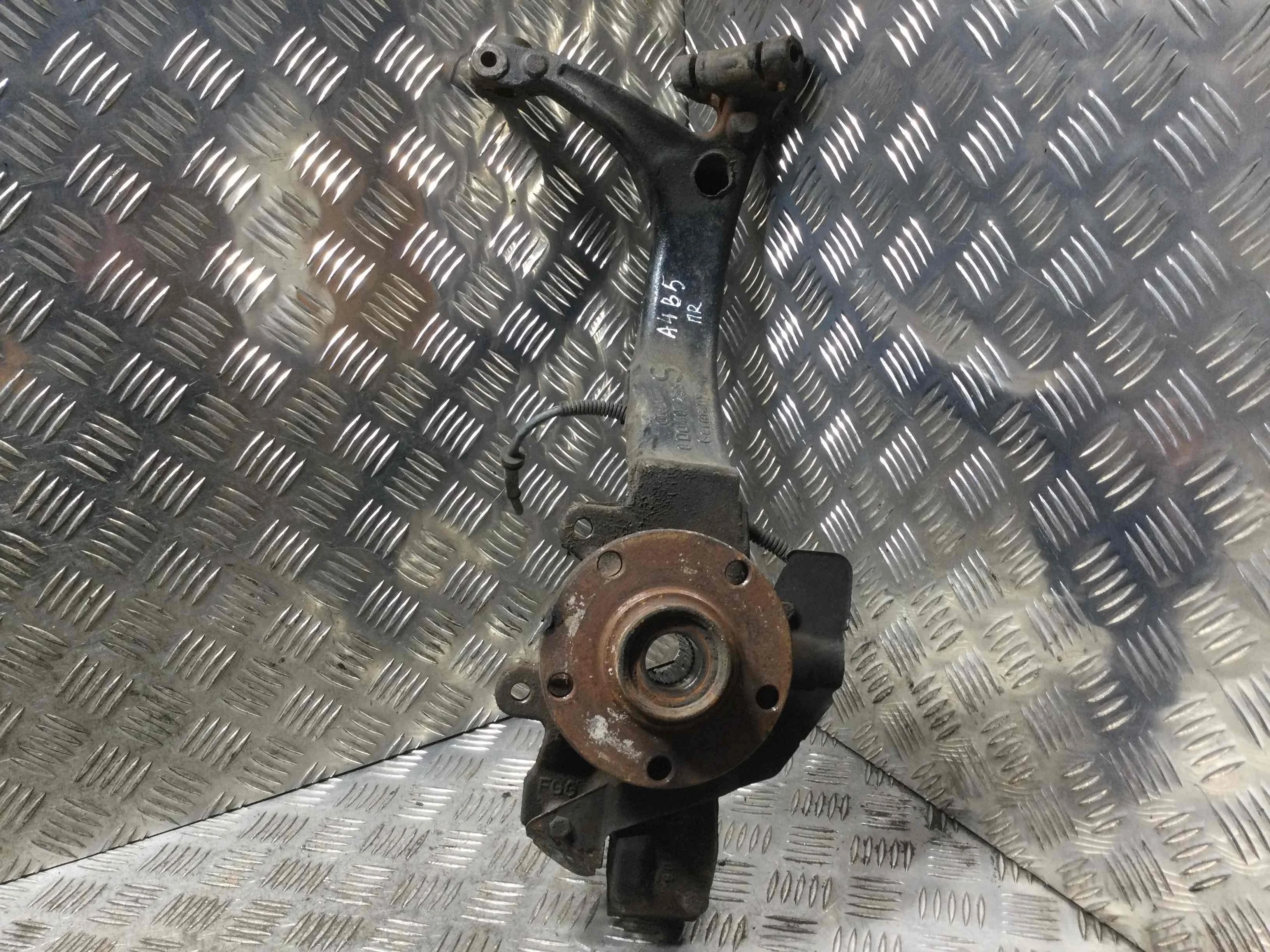 Ступица передняя правая Audi A4 B5 (1994-1999) бензин 1.6 i Механика Седан