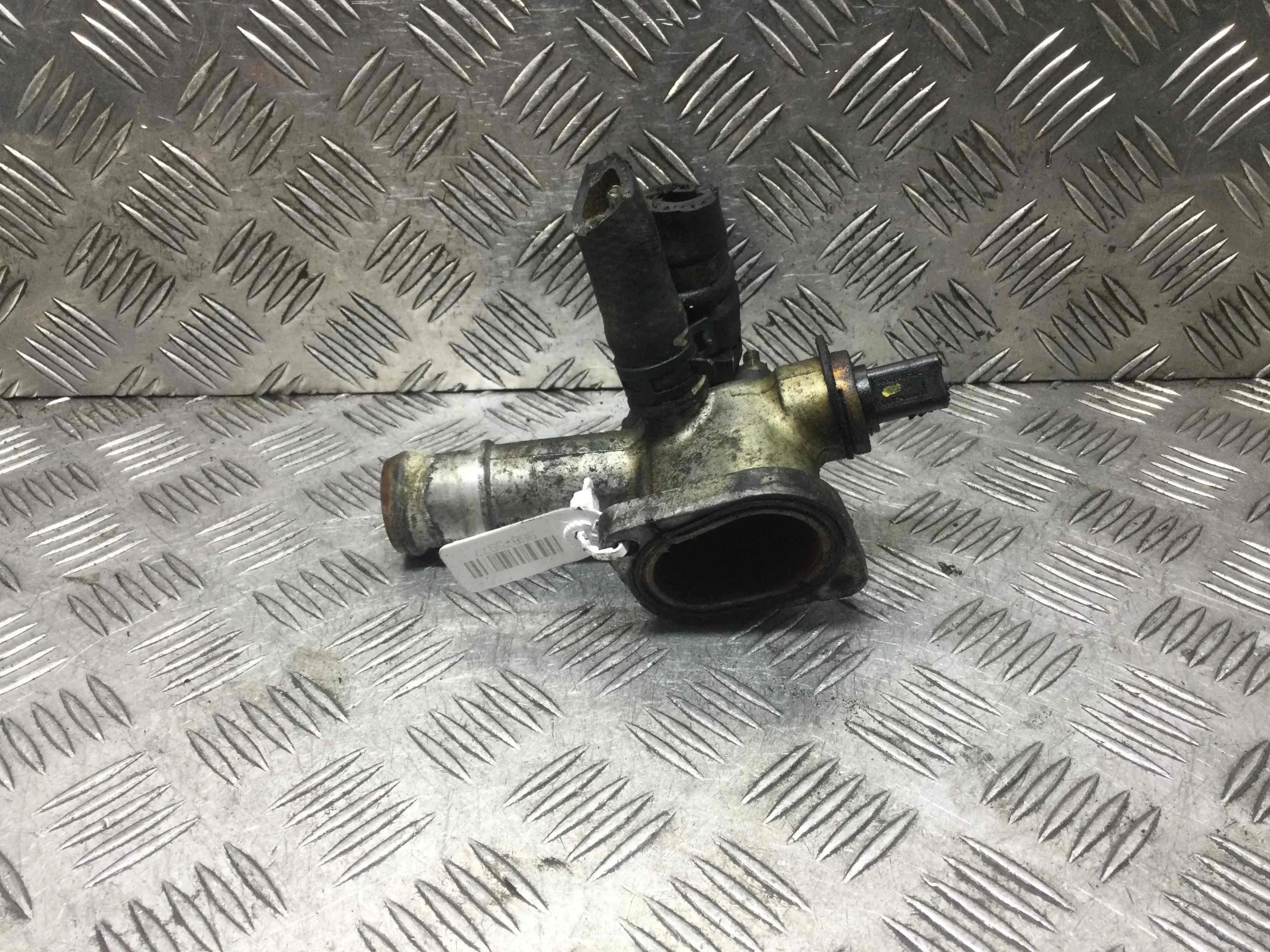 Фланец (тройник) системы охлаждения Audi A4 B6 (2000-2005) дизель 1.9 TDI Механика Седан