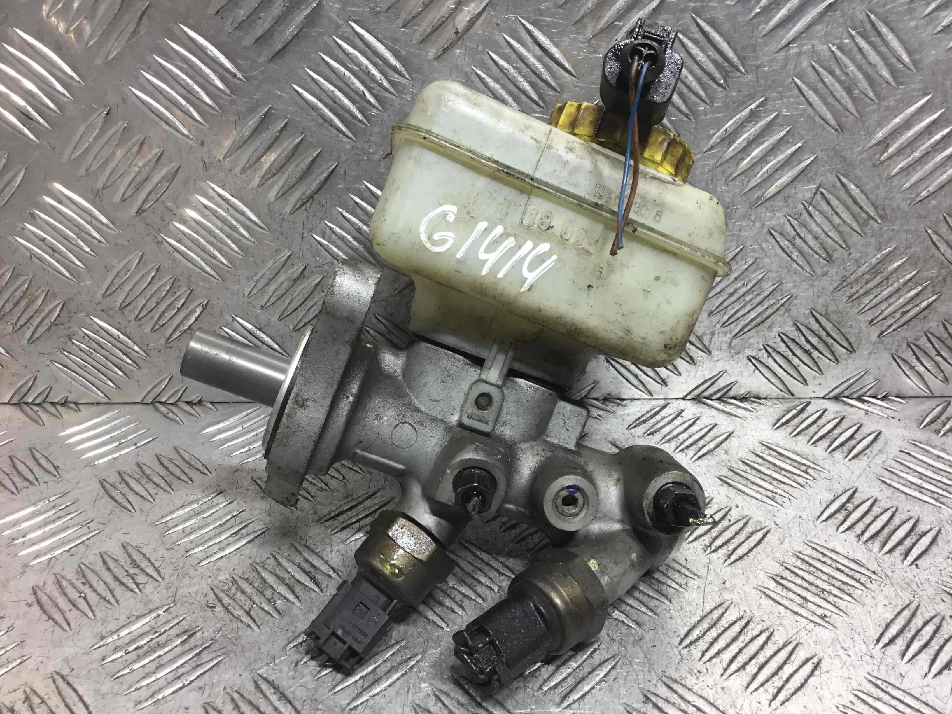 Цилиндр тормозной главный Volkswagen Golf 4 поколение (1997-2004) бензин 1.4 i Механика Х/б