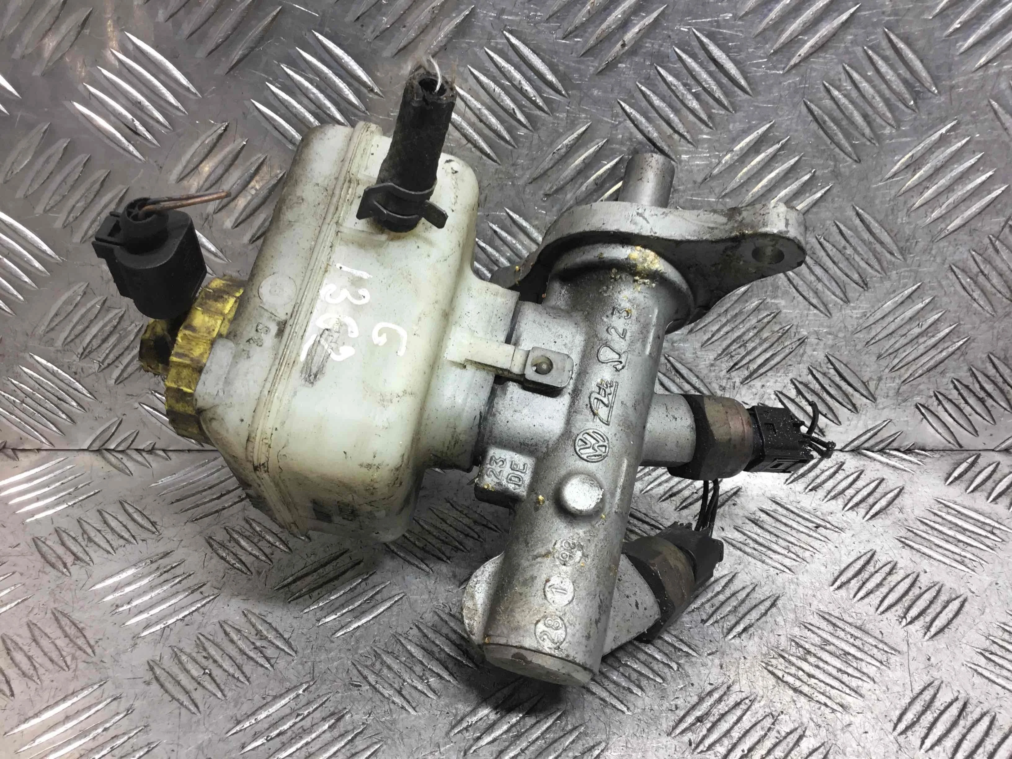 Цилиндр тормозной главный Volkswagen Bora Bora (1J) 1998 - 2005 бензин 1.6 i Механика Седан