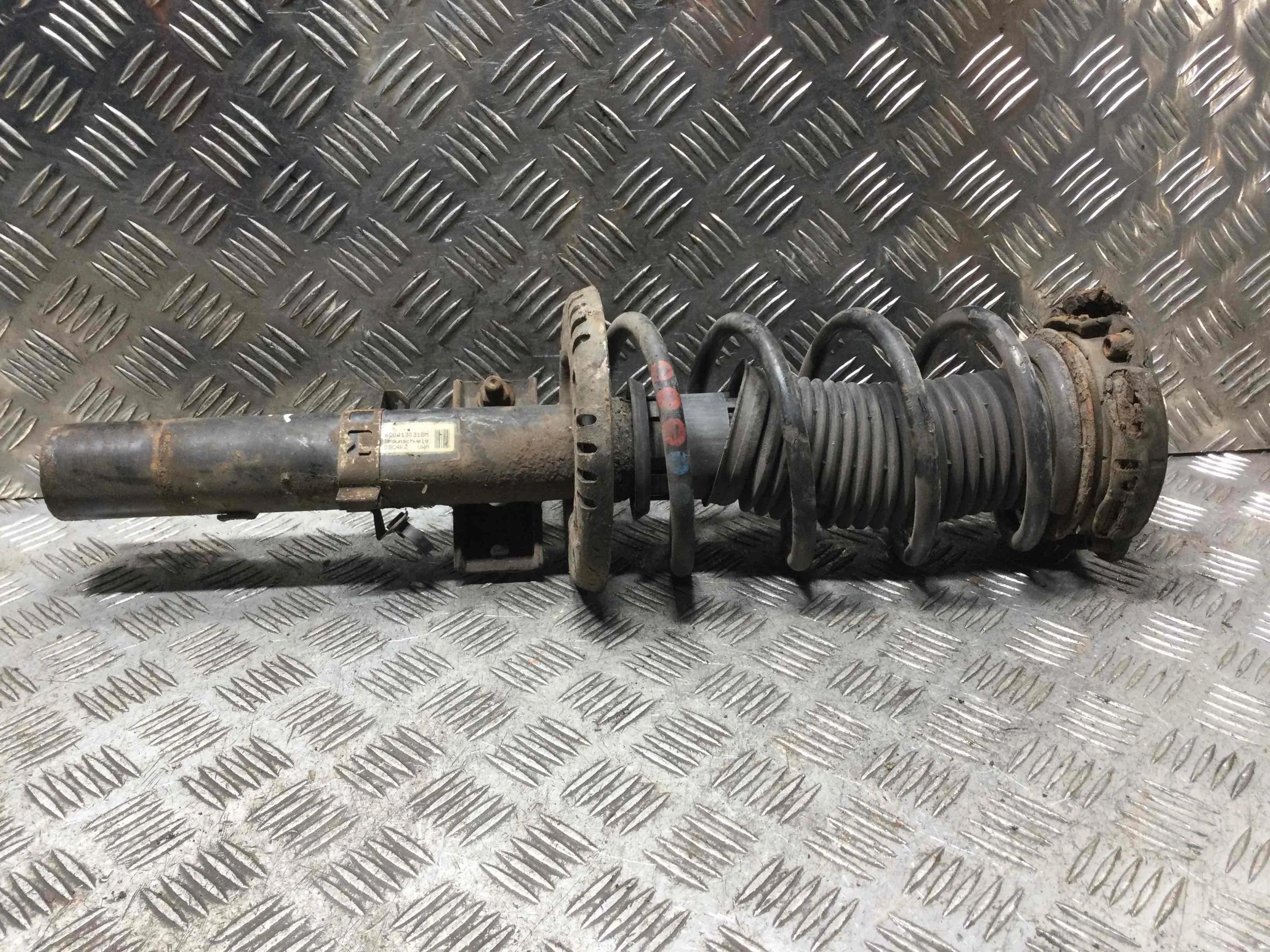 Стойка передняя левая Volkswagen Polo 4 поколение (2001-2005) бензин 1.2 i Механика Х/б