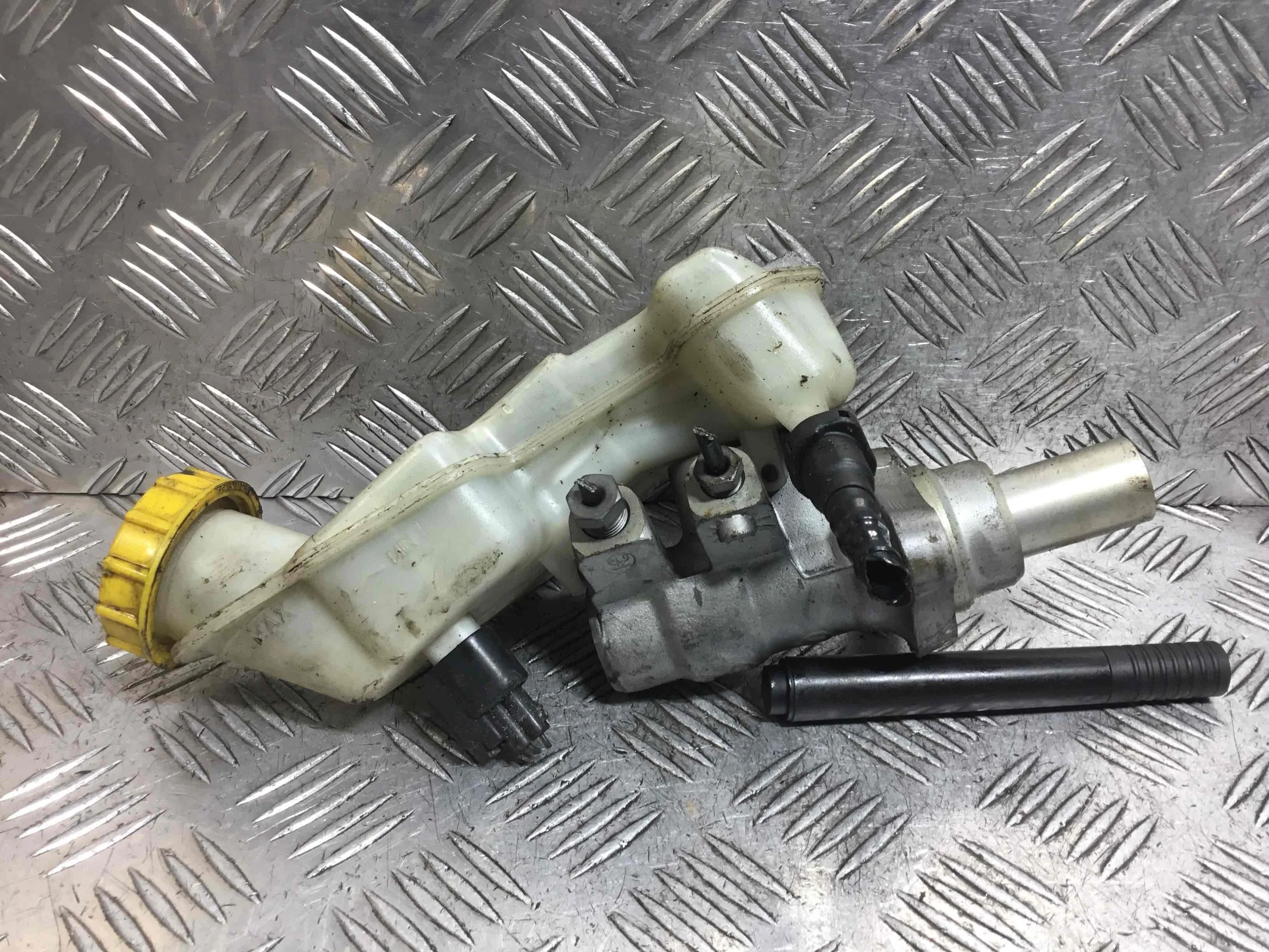 Цилиндр тормозной главный Ford Fiesta 5 поколение (2001-2007) бензин 1.4 i Механика Х/б