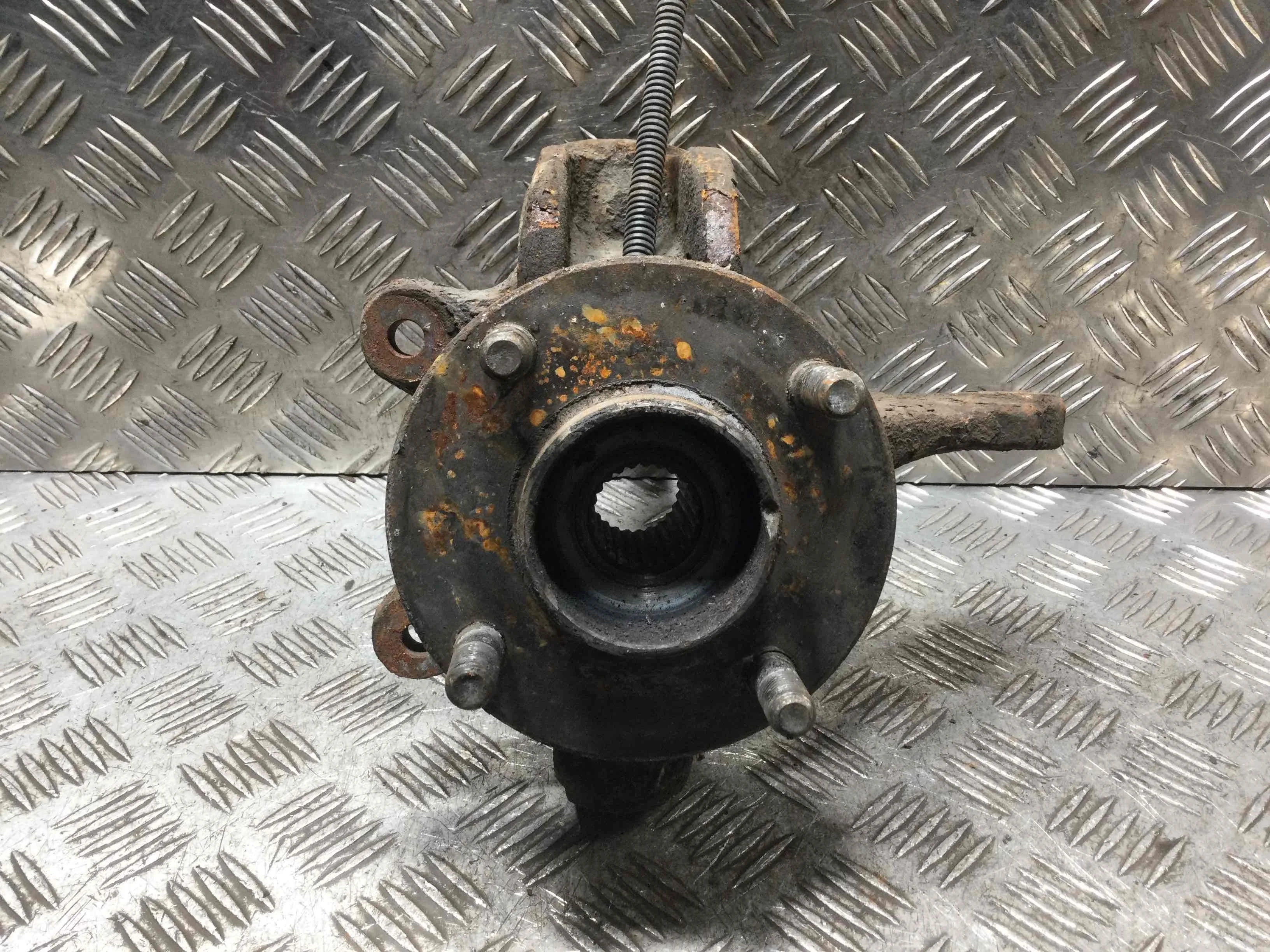 Ступица передняя левая Ford Fiesta 5 поколение (2001-2007) бензин 1.4 i Механика Х/б